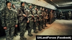 Первые военнослужащие, заключившие годовой контракт "18–24", принимают присягу в 10-й отдельной горно-штурмовой бригаде "Эдельвейс" Сухопутных войск ВСУ. Март 2025 года