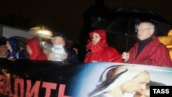 Демонстранты с карикатурньми портретами  Медведева и Путина во время акции День гнева , направленной против правящей партии в Москве. 12 октября 2011.