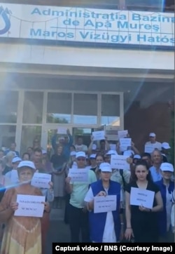 Protest în fața Administrației Bazinale de Apă Mureș