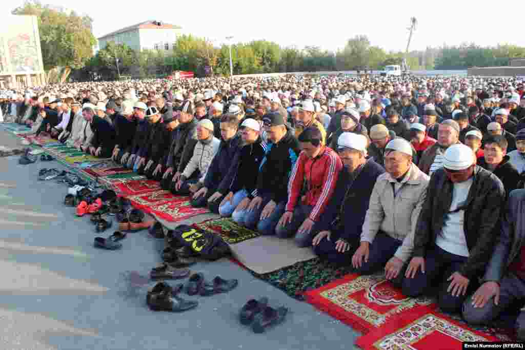 Многие верующие пришли на молитву вместе с детьми