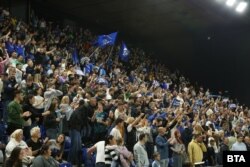 Привържениците на "Левски" ликуват в препълнената клубна зала в София, 19 октомври 2025 г.