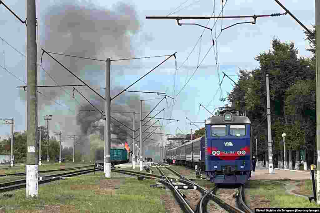 შოსტკის სადგური 4 ოქტომბერს.უკრაინის ვიცე-პრემიერმა ალექსი კულებამ 7 ოქტომბერს განაცხადა, რომ კრემლი ცდილობს „უკრაინის რკინიგზის მუშაობის პარალიზებას, რომელიც ქვეყნის კრიტიკულ არტერიად რჩება“.