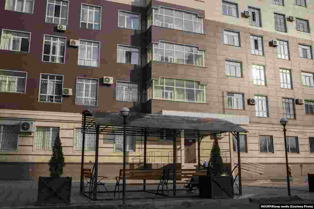 7- микрорайон, №52/3, 62-батир Бишкектин түштүк-чыгыш бөлүгүндөгү микрорайондогу бул үй жакында курулган. Журналистерге 10-кабаттагы батирдин эшигин эч ким ачкан жок. Кошуна ал батирде эч ким жашабаганын, акыркы кезде сатып алабыз деп бир нече киши келип кеткенин айтып берди. Ал батирди Матраимов сатып алганын уккан эмес. Биринчи кабатта ошол батирдин төлөнбөгөн дүмүрчөктөрү илинип турган экен.&nbsp; &nbsp; Аянты: белгисиз&nbsp; Баасы: 169.000 (буга чейин сатылган баа) Матраимов сатып алган күн: 25-январь 2021-жыл Мамлекетке өткөрүлгөн күн: 1-февраль 2021-жыл &nbsp;