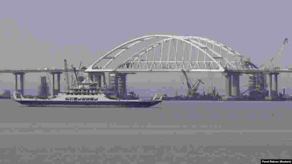 Тим часом Міністерство інфраструктури України відстежує всі компанії, що працюють на об'єктах Керченського мосту, і обіцяє внести їх до санкційних списків. А український уряд оцінює збитки від російської ініціативи будівництва мосту через Керченську протоку в десятки мільйонів гривень