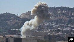 Tymi ngrihet nga një sulm ajror izraelit që goditi Ministrinë e Mbrojtjes të Sirisë, në Damask, Siri, 16 korrik 2025