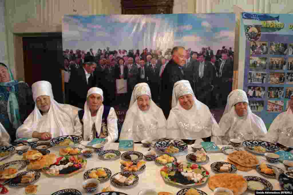 Во время ритуального обеда гостям преподносили в дар книгу Асанбая Аскарова "Тагдыр" ("Судьба").