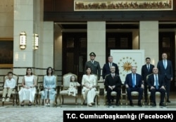 Ukrayinanıñ Türkiyedeki elçisi Nariman Celâl qorantasınen ve Türkiye prezidenti Recep Tayip Erdoğannen. İstanbul, 2025 senesi oraq ayınıñ 8