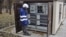 Un angajat al distribuitorului de energie electrică „Premier Energy Distribution” inspectează un post de transformare recent renovat din Chișinău.