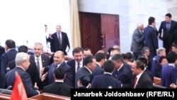 Депутаты Жогорку Кенеша после избрания, 2015 год.