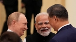 Putin i Modi držeći se za ruke stigli kod Xija
