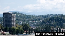 Сторонники кандидата Вианора Ашба, по предварительным итогам голосования занявшего третье место и не вышедшего во второй тур, собрались на митинг, чтобы выразить свой протест против результатов выборов