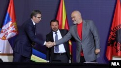Presidenti i Serbisë, Aleksandar Vuçiq, kryeministri i Maqedonisë së Veriut, Zoran Zaev, dhe kryeministri i Shqipërisë, Edi Rama, në Forumin për Bashkëpunim Ekonomik Rajonal.  Shkup, 29 korrik, 2021.