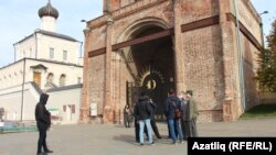 Сөембикә манарасы янына җыелган татар активистлары