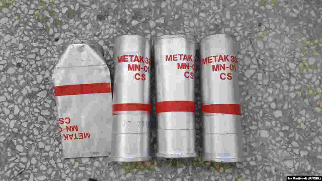 Nekadašnji načelnik Nacionalnog centra za kontrolu trovanja na Vojno medicinskoj akademiji toksikolog Dragan Joksović rekao je za RSE da su suzavcem na protestima u Beogradu stvoreni "idealni uslovi za širenje svih infekcija, a posebno korona virusa koji je sada najprisutniji".