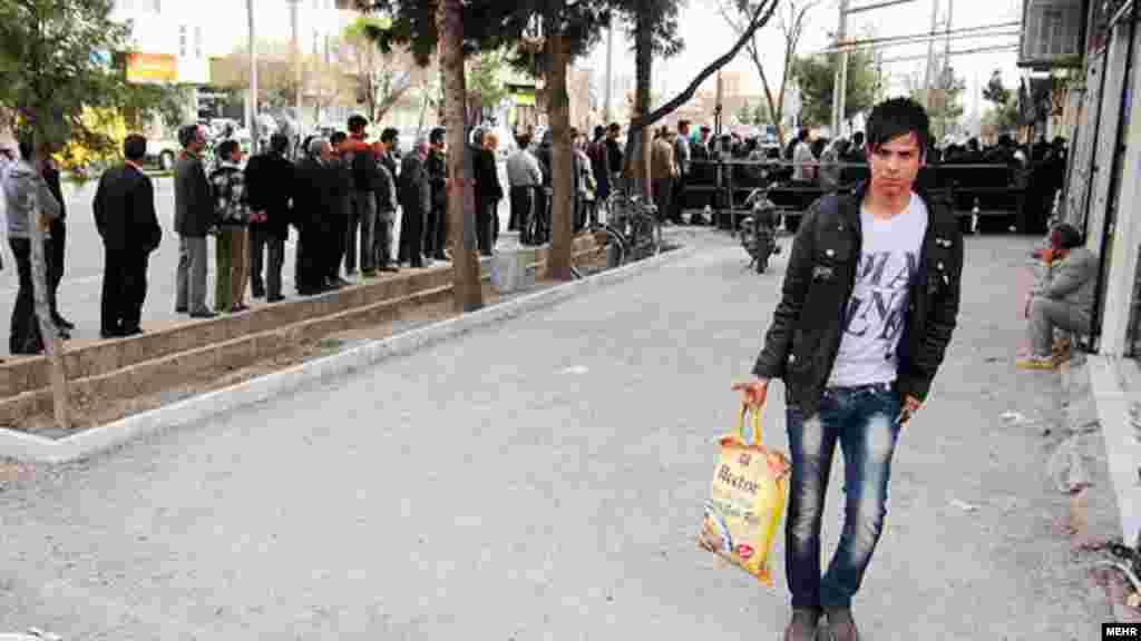 Провинция Сабзевар на северо-востоке Ирана. Молодой иранец с мешком индийского риса