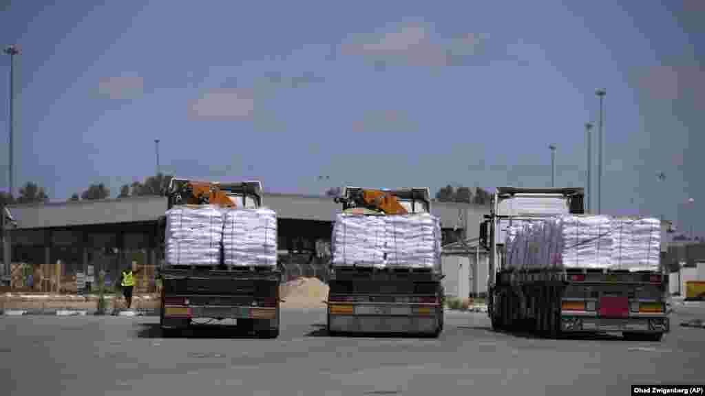 Kamioni na utovaru pomoći na graničnom prelazu Kerem Šalom, 20. maja.