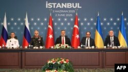 Članovi ukrajinske, turske i ruske delegacije prisustvuju drugoj rundi direktnih pregovora u Ciragan palati u Istanbulu, 2. juna 2025. godine.