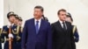 Китайският лидер Си Цзинпин (вляво) и френският президент Еманюел Макрон по време на церемонията по посрещането в Пекин, 4 декември 2025 г.