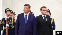 Китайският лидер Си Цзинпин (вляво) и френският президент Еманюел Макрон по време на церемонията по посрещането в Пекин, 4 декември 2025 г.