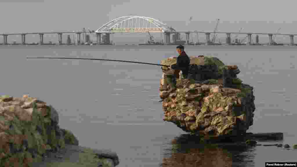 Скаржаться кримчани й на погіршення екології. Крім цілодобового будівництва, для забезпечення ресурсами були відкриті кар'єри з видобутку щебеню, ведеться видобуток піску. Керченські рибалки обурюються: нинішній улов не порівняти з попередніми роками &ndash; риба йде із зони будівництва