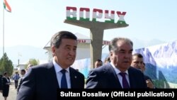 Эмомали Рахмон и Сооронбай Жээнбеков. Архивное фото  