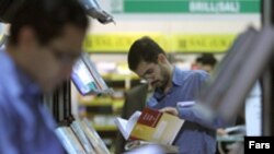 بيانيه اخير جمعی از زبان شناسان، ادبا و استادان سرشناس و معتبر ايرانی درباره تشديد آشفتگی رسم الخط فارسی از پر رنگ تر شدن نگرانی هايی خبر می دهد که در سه دهه اخير در محافل فرهنگی ايران مطرح بوده است.