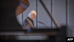 (ARHIVĂ) Scriitorul maghiar Laszlo Krasznahorkai ține un discurs la ceremonia de decernare a „Premiului de stat austriac pentru literatură europeană”, pe 26 iulie 2021, la Salzburg, Austria.