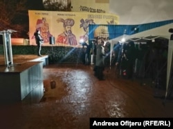 Ziariștii care transmit de la sediul AUR se adăpostesc sub copertine.