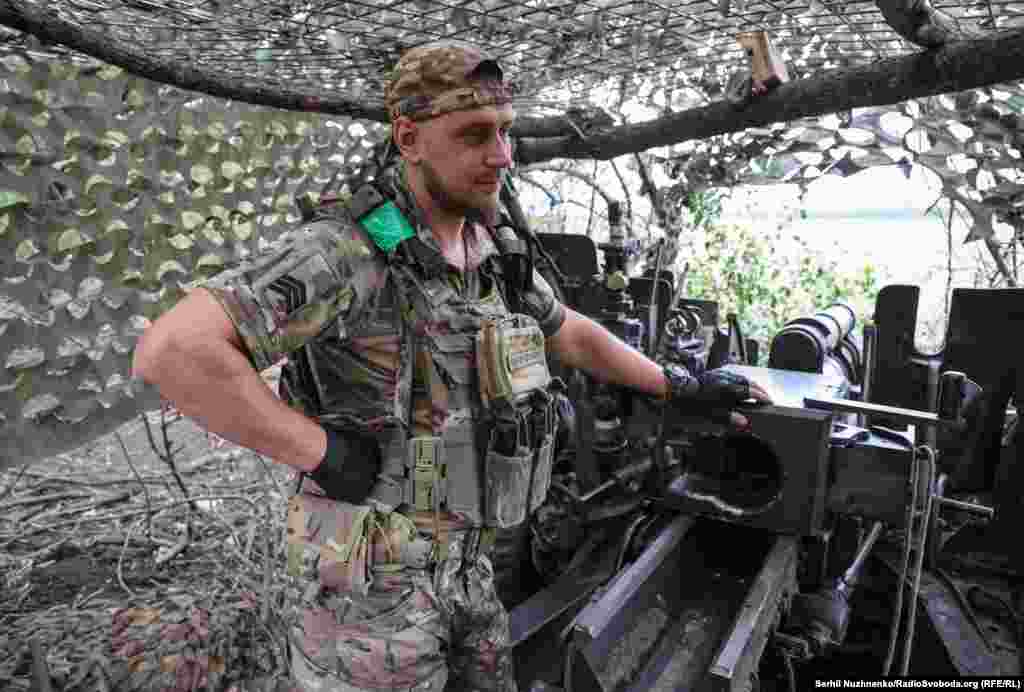 Dmytro, një vullnetar 31-vjeçar që fillimisht shërbeu në këmbësori para se të bëhej komandant artilerie, flet për udhëtimin e tij: &ldquo;Kam nisur si këmbësor, pastaj u bëra artiler dhe tani jam komandant, kështu shkon". &nbsp;