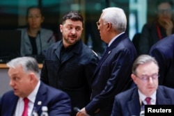 Președintele Consiliului European, Antonio Costa, discută cu liderul ucrainean, Volodimir Zelenski. În prim plan, scepticii convertirii activelor rusești în ajutor pentru Ucraina: premierul ungar și cel belgian, Viktor Orban și Bart De Wever.