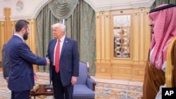 Takimi mes presidenti i SHBA-së, Donald Trump, dhe udhëheqësit të ri sirian, Ahmad al-Sharaa, në praninë e princit saudit të Kurorës, Mohammed bin Salman.