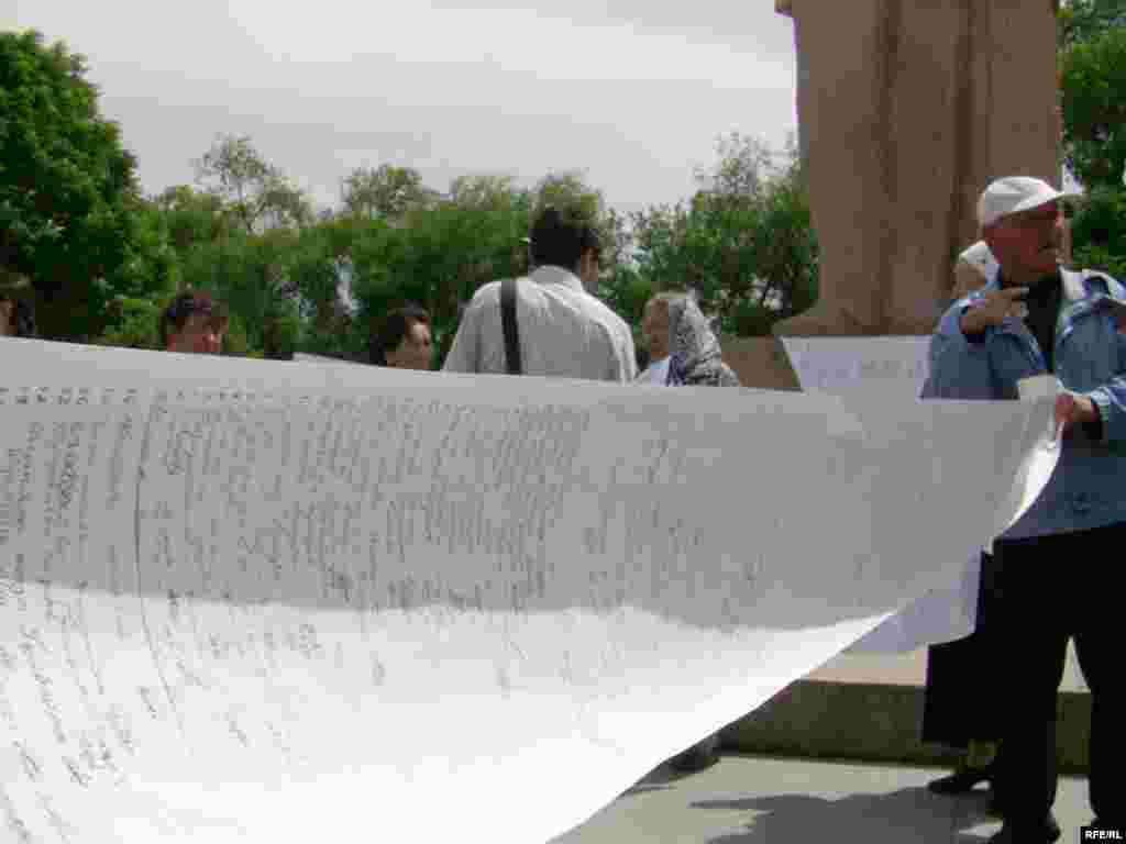 Чогулгандар “Азаттык” үналгысын кайра мурункудай уктурулушун талап кылган ураан-чакырыктарды кармап турушту. - Kyrgyzstan -  Picket in Support Of Radio Azattyk. 18May2009