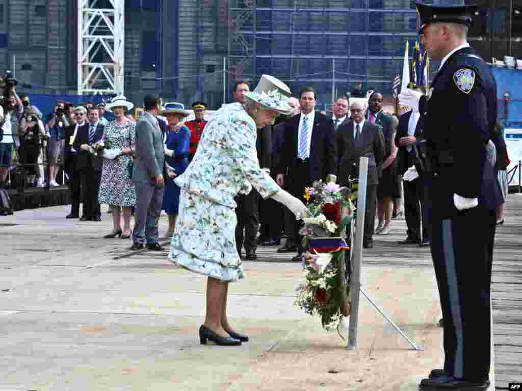 Kraljica Elizabeta II polaže venac na Ground Zero u Njujorku 6. jula 2010. godine, na mesto dva napada Al Kaide u kojima su 11. septembra 2001. poginule hiljade Amerikanaca i drugih državljana. &nbsp;
