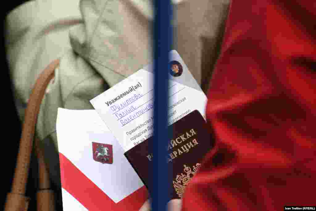 Праздник Москвы в "день тишины". Пройти на Красную площадь Москвы можно было только по именным пригласительным билетам