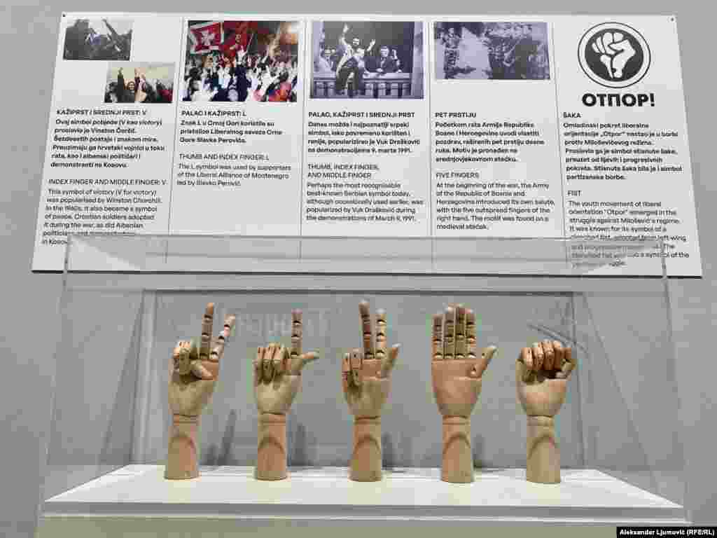 Šake kao sredstvo izražavanja političkih poruka devedesetih. Svaki položaj prstiju nosio je značenje.Kažiprst i srednji prst podignuti u znak pobjede u vidu čuvenog "V" za victory 'patentirao' je Vinston Čerčil tokom Drugog svjetskog rata.Pristalice antiratnog Liberalnog saveza Crne Gore, isticale su palac i kažiprst oblikovane u slovo "L".Srpski nacionalni simbol postao je podignuta tri prsta- palac, kažiprst i srednji prst. Na početku rata u Bosni i Hercegovini, Armija BiH usvojila je pozdrav u vidu raširenih pet prstiju desne ruke, dok je pokret "Otpor", nastao u borbi protiv režima Slobodana Miloševića, koristio stisnutu pesnicu simbol otpora, ali i sjećanje na partizansku borbu iz Drugog svjetskog rata.