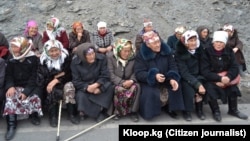 Сторонники Келдибекова во время перекрытия дороги Ош-Иркештам в Алайском районе. Иллюстративное фото.