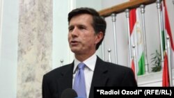 АКШ мамкатчысынын жардамчысы Роберт Блейк Тажикстанда, 2010-жылдын 1-сентябры.