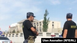 Кытай элчилигинде жардыруу болгондон кийинки абалды күч кызматкерлери көзөмөлдөөдө. 2016-жыл