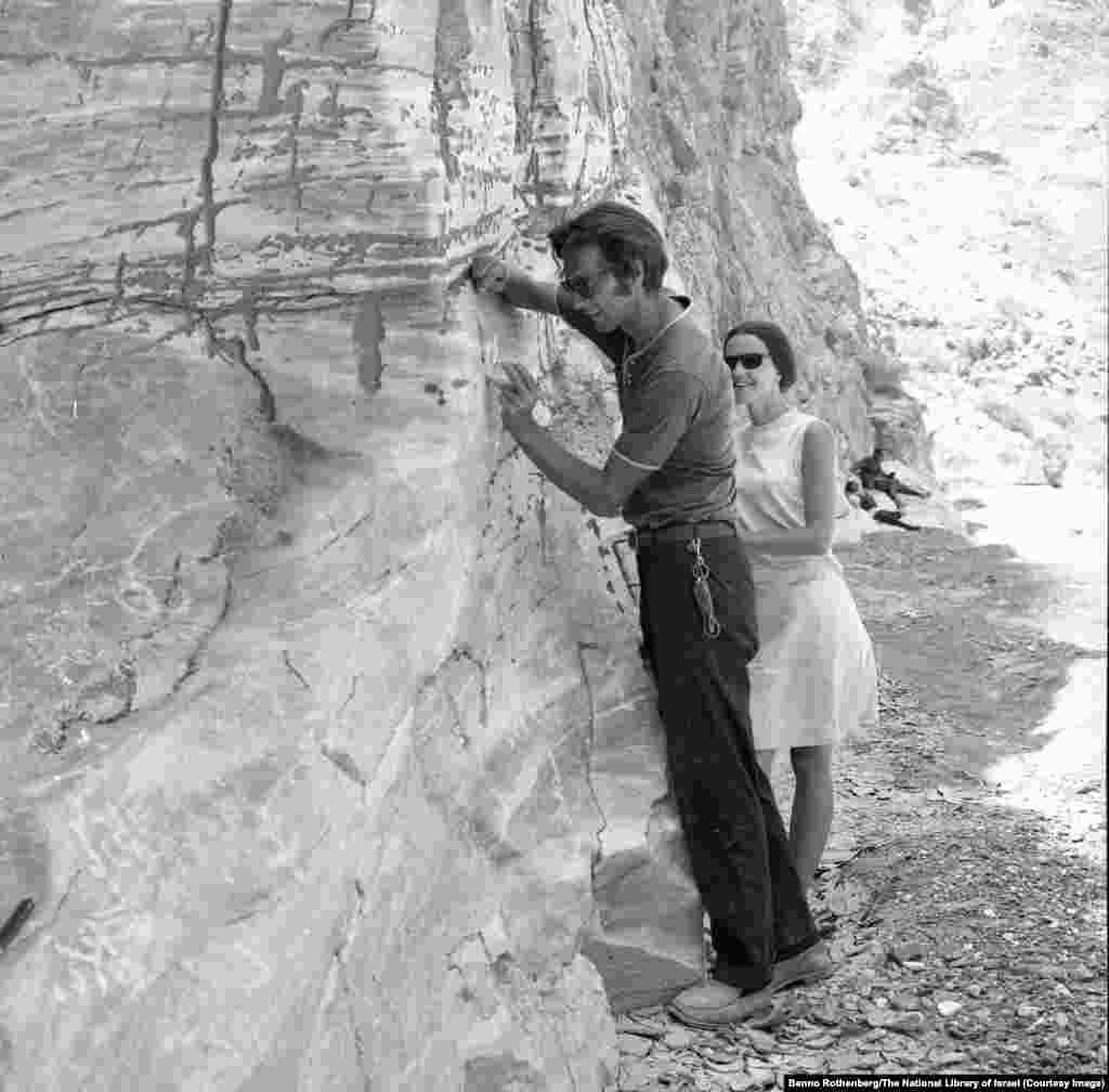 1968-ci ildə israilli fotoqraf Benno Rotenberq İranın Gilan vilayətində işləyən arxeoloqları çəkib.