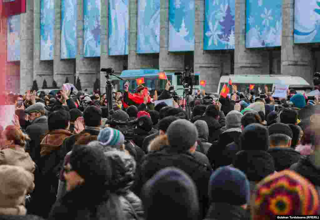 9 декабря семья Матраимовых&nbsp;подала в суд&nbsp;на Радио &laquo;Азаттык&raquo;, журналиста Али Токтакунова, издания Kloop.kg и 24.kg иск о защите чести, достоинства и деловой репутации с требованием взыскания морального вреда.