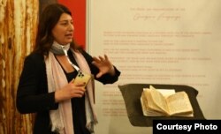 სოფიო ქაცარავა ეროვნულ სტენდთან ლონდონის წიგნის ბაზრობაზე