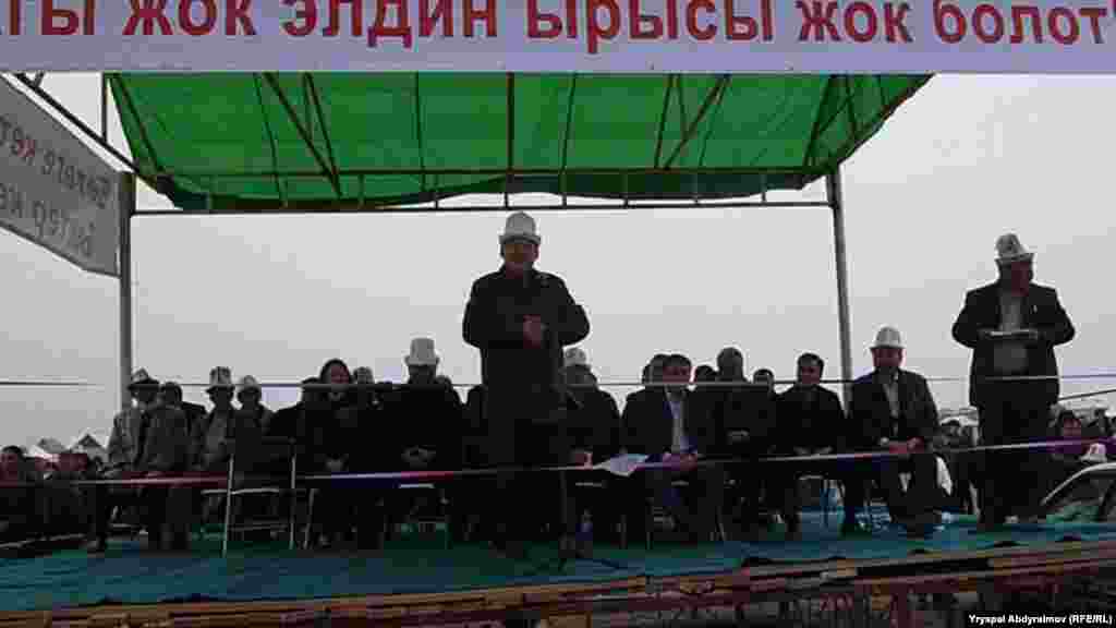 "Эл үнү" кыймылынын төрагасы Азимбек Бекназаров сөз сүйлөп жатат.