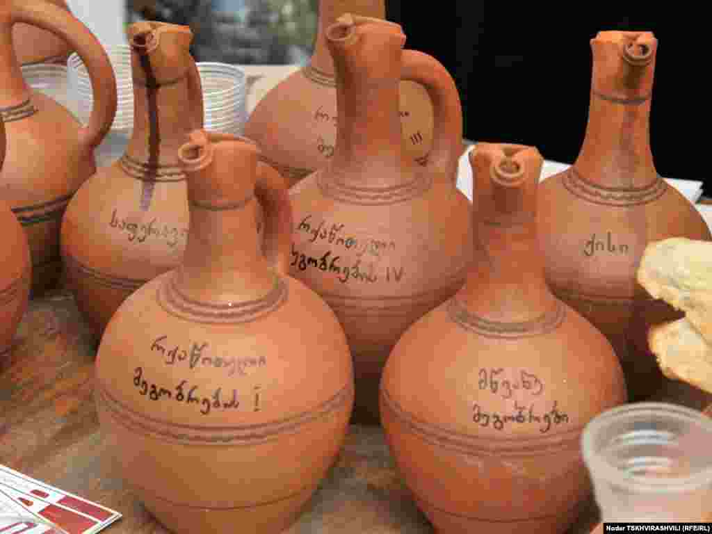 ღვინის დოქები - ეთნოგრაფიულ მუზეუმში რიგით მეორე „ახალი ღვინის ფესტივალი“ გამართა „ღვინის კლუბმა“.