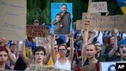 Ucrainenii au protestat repetat împotriva legislației semnate de președintele Volodimir Zelenski, care amenința independența agențiilor anticorupție din țară. 