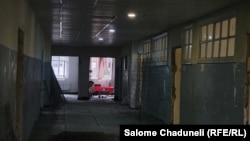 ეს ფოტო 22-ე სკოლის მეოთხე სართულზეა გადაღებული, სადაც სარემონტო სამუშაოები მიდიოდა, როცა კედელში ბზარი გაჩნდა. ექსპერტებმა მიიჩნიეს, რომ აქ ბავშვის გაჩერება უსაფრთხო არ იყო.