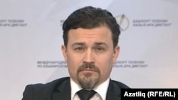 "Төньяк-көнбатыш диалектында" диктантны язучыларга текстны "Без - башкортлар" хәрәкәте җитәкчесе, "Исмаил" төркеме җырчысы Альберт Исмаил укыды