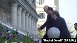 Вице-премьер-министры Кыргызстана и Таджикистана Жениш Разаков и Азим Иброхим.