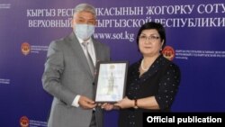 Жогорку Соттун төрайымы Нургүл Бакирова менен Чүй облустук сотунун судьясы Дамирбек Оңолбеков. Архив. 