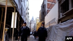 Turkish police patrol outside Istanbul's Neve Shalom synagogue after its reopening in October 2004.