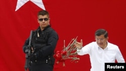 Ахмед Давутоглы Стамбулда эл алдына чыккан кез. 3-июнь, 2015-жыл.